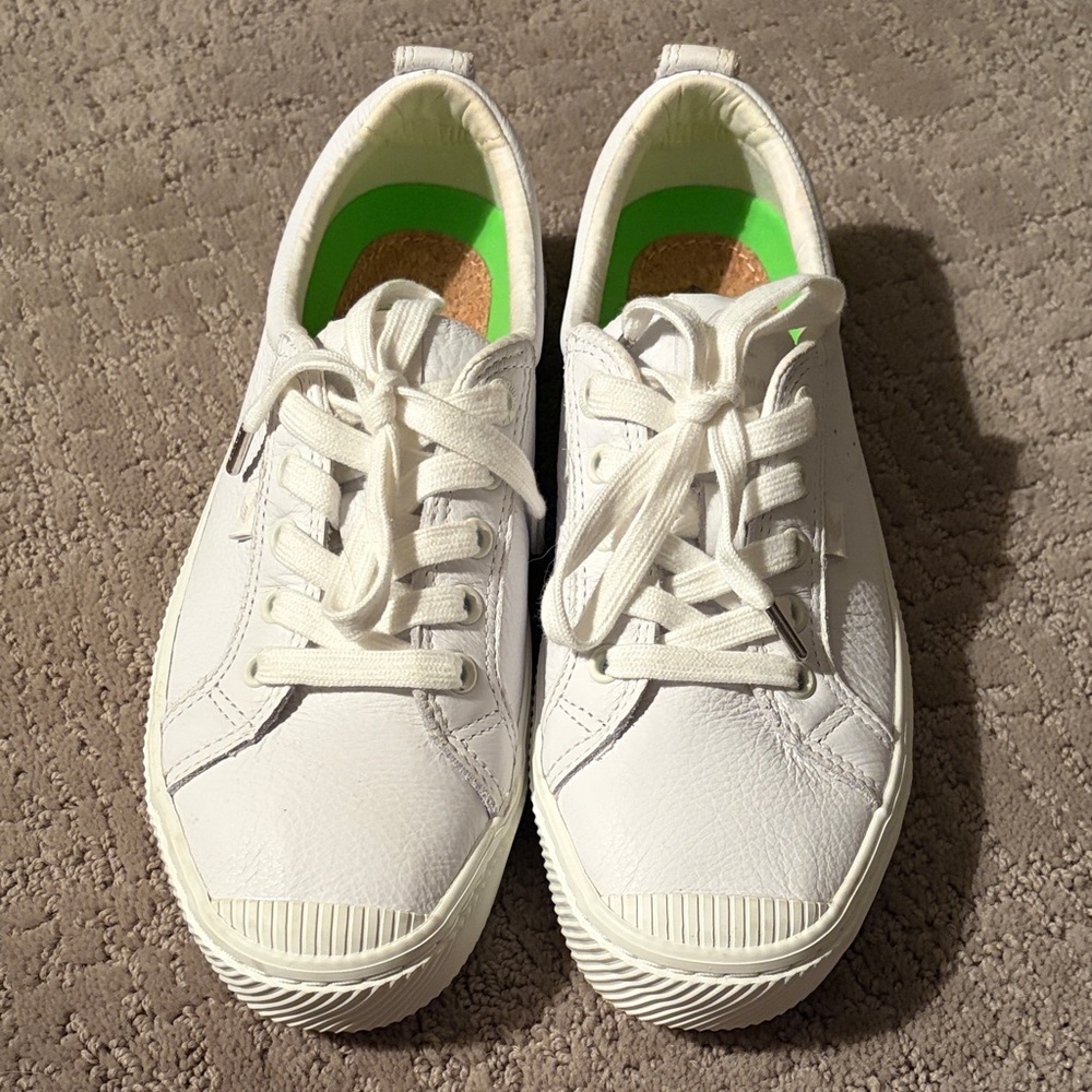 Cariuma White Pebbled Leather Sneakers - 9/40